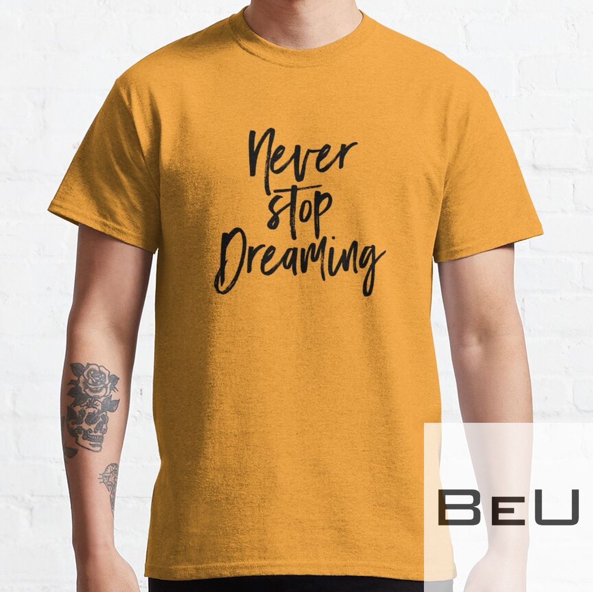 Never Stop Dreaming Design T-shirt